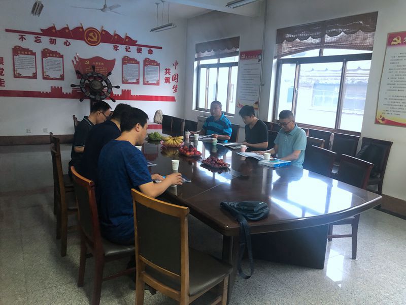 河南的孫總和丁總，濰坊張總來(lái)我廠(chǎng)考察400鏈軌全液壓動(dòng)力頭型鉆機(jī)